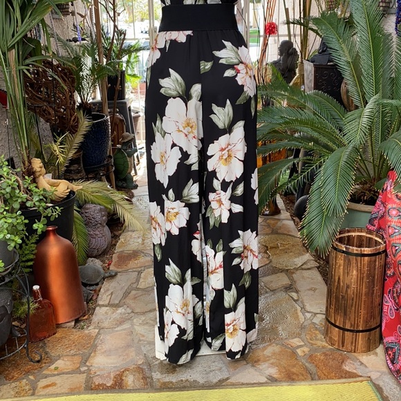 🖤BEAUTIFUL FLORAL PRINT JUMPSUIT🖤 - Picture 3 of 4